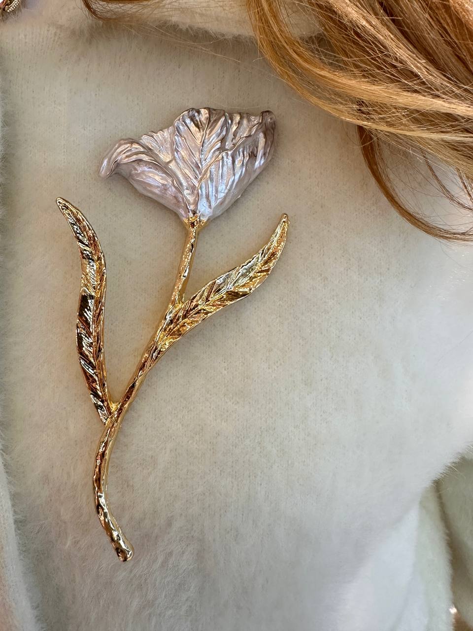 Metal Gold Renk Kırık Beyaz Gül Figürlü Broş / Yaka İğnesi Genişlik 4 cm. Uzunluk 14 cm.