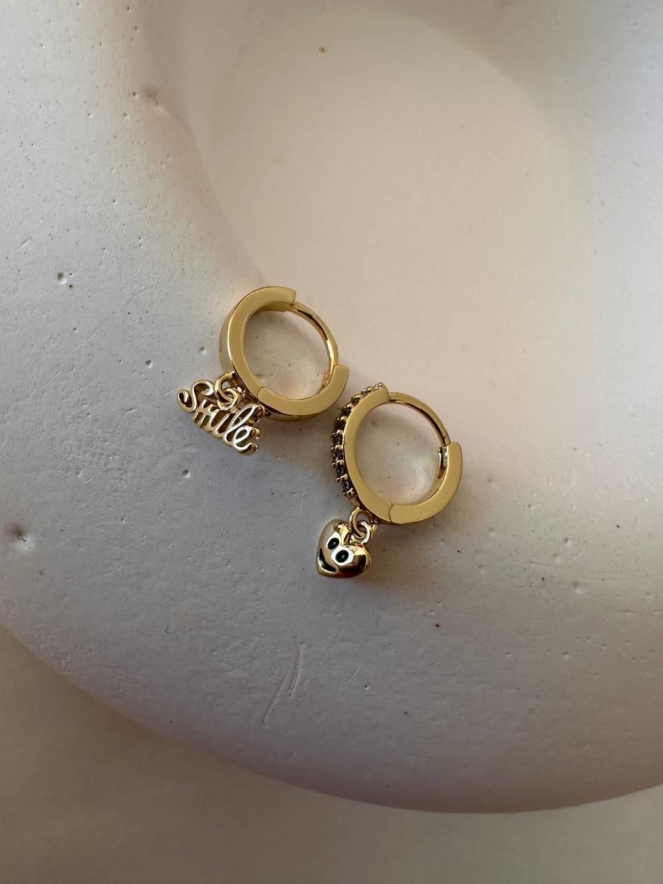 Vip Çelik Gold Renk Zirkon Taş ( Smile ve Gülen Yüz ) Sallantılı Minimal Halka Küpe Genişlik 1 cm.