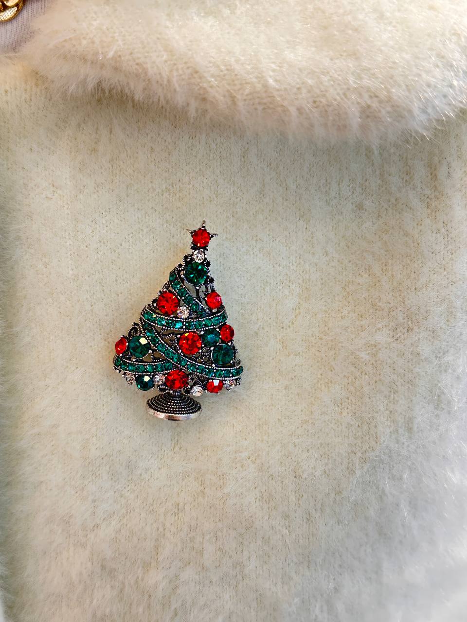 Metal Gümüş Renk Kristal Renkli Taşlı Çam Ağacı Tasarım Yılbaşı Temalı Broş / Yaka İğnesi Genişlik 3,5 cm. Uzunluk 4,5 cm.