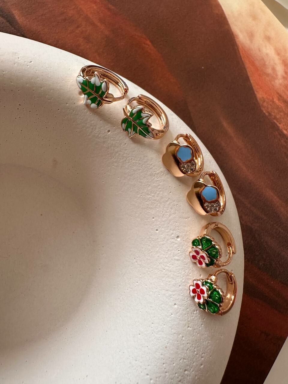 Vip Çelik Gold Renk Mineli Yaprak Figürlü Antialerjik Halka Küpe Genişlik 1,5 cm.