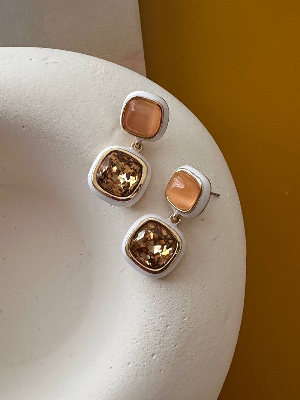 Vip Çelik Gold Renk Beyaz Mineli Zirkon Bal Rengi Taşlı Premium Seri Küpe Uzunluk 3 cm.