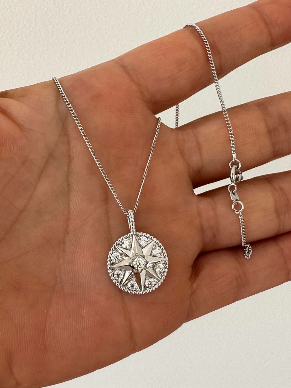 Vip Çelik Platin Renk Zirkon Taş Antialerjik Kutup Yıldızı Detaylı Madalyon Kolye Uzunluk 45 cm. Uç Genişlik 1,5 cm. Boy 2 cm.