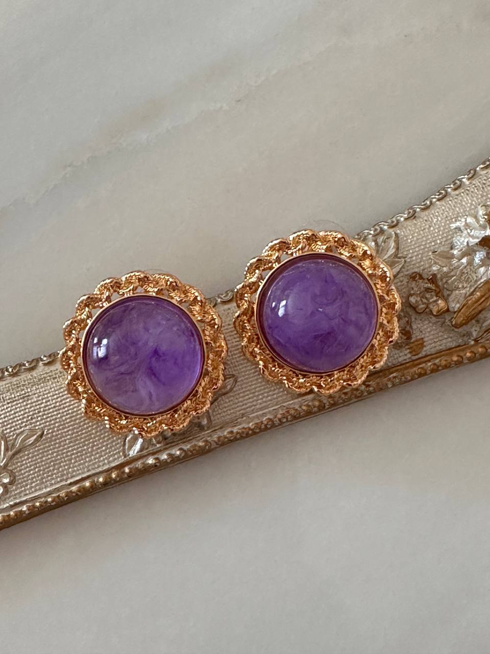 Vip Seri Gold Renk Mor Taşlı Rodyum Kaplama Tasarım Küpe Genişlik 3 cm.