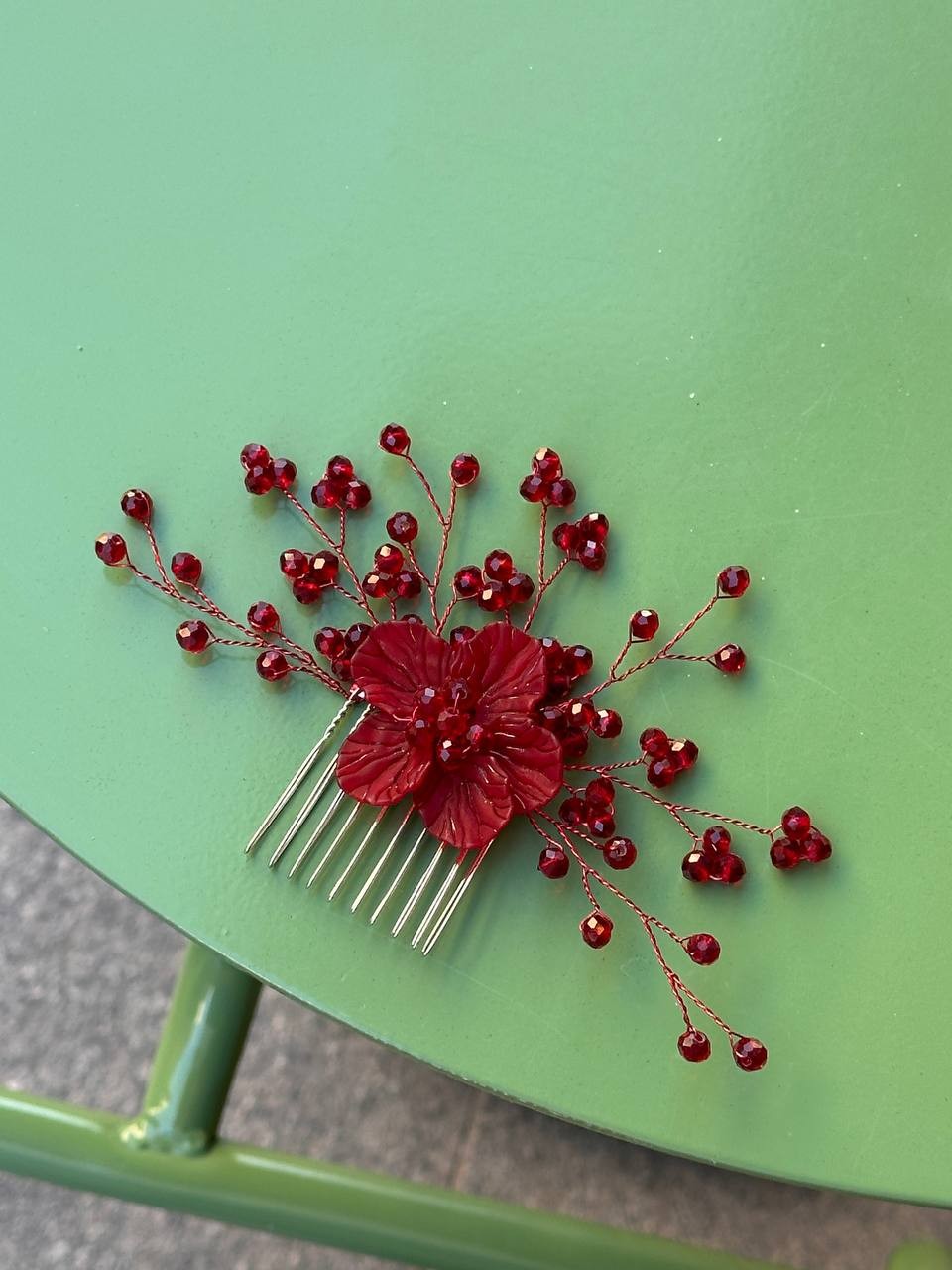 Gümüş Renk Bordo Renk Kristal Taşlı Saç Aksesuarı Genişlik 14 cm. Uzunluk 8 cm.