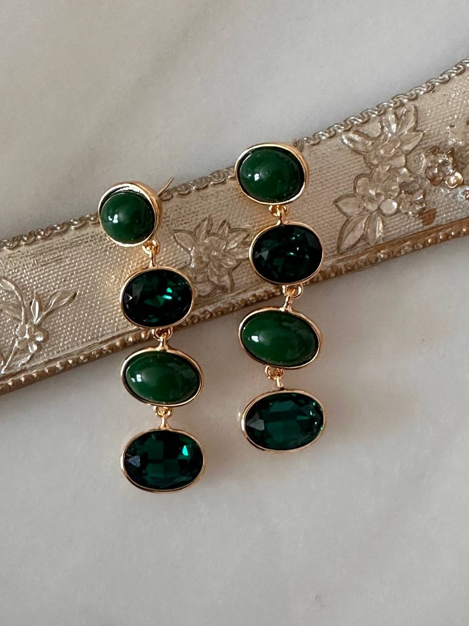 Vip Seri Gold Renk Rodyum Kaplama Yeşil Taşlı Tasarım Küpe Uzunluk 5,5 cm.