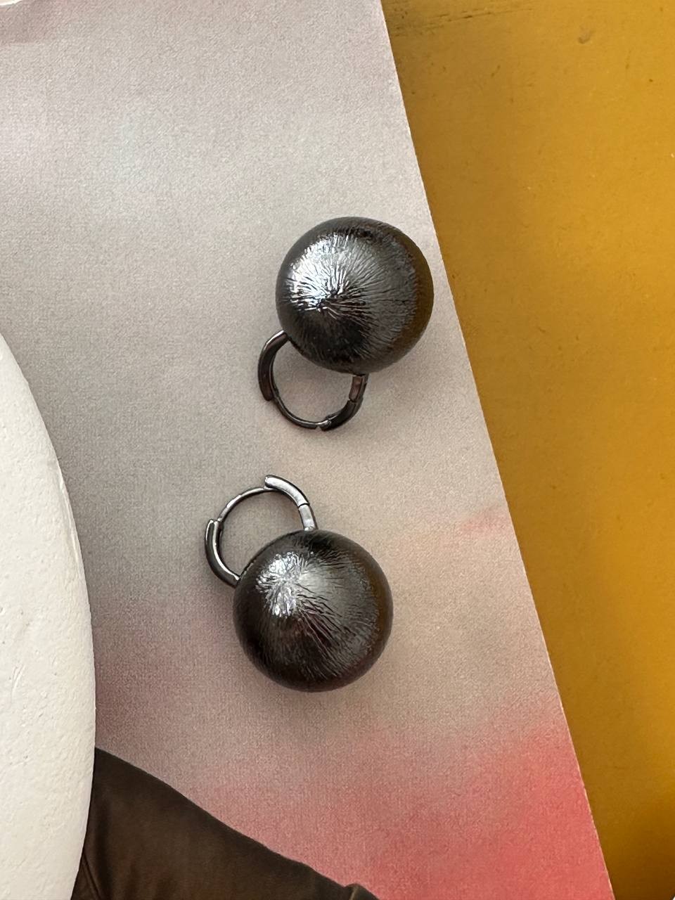 Vip Çelik Füme Renk Premium Seri Top Detaylı Halka Küpe Genişlik 2 cm. Uzunluk 2,5 cm.