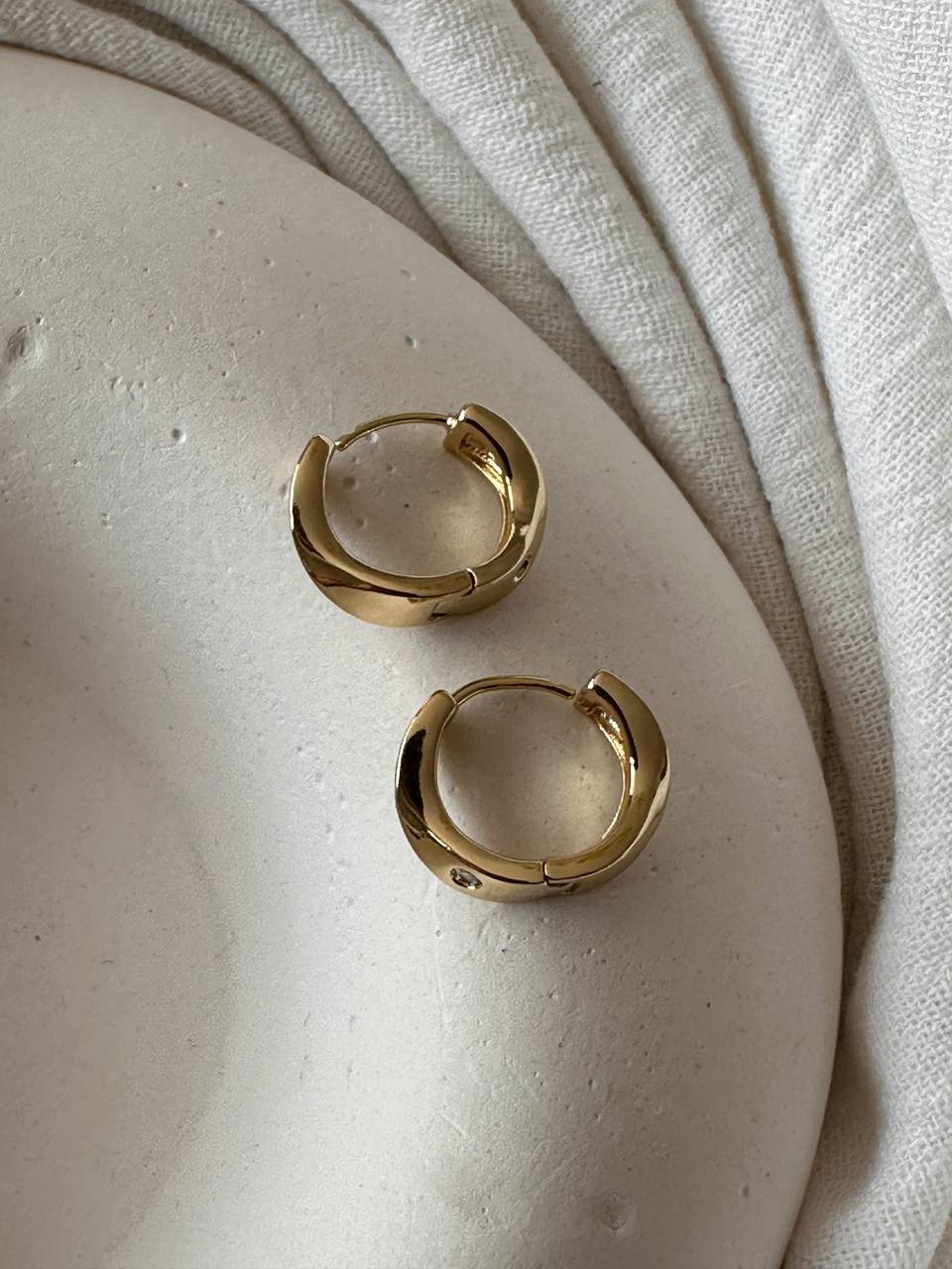 Vip Çelik Gold Renk Zirkon Taşlı Lazer Kesim Antialerjik Halka Küpe Genişlik 1,5 cm.