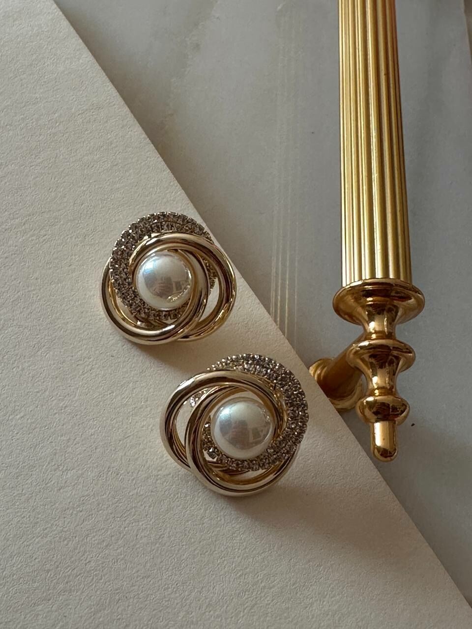 Gold Renk Gümüş Kaplama Zirkon Taş İnci Detaylı Özel Tasarım Küpe En Boy 2,5 cm.