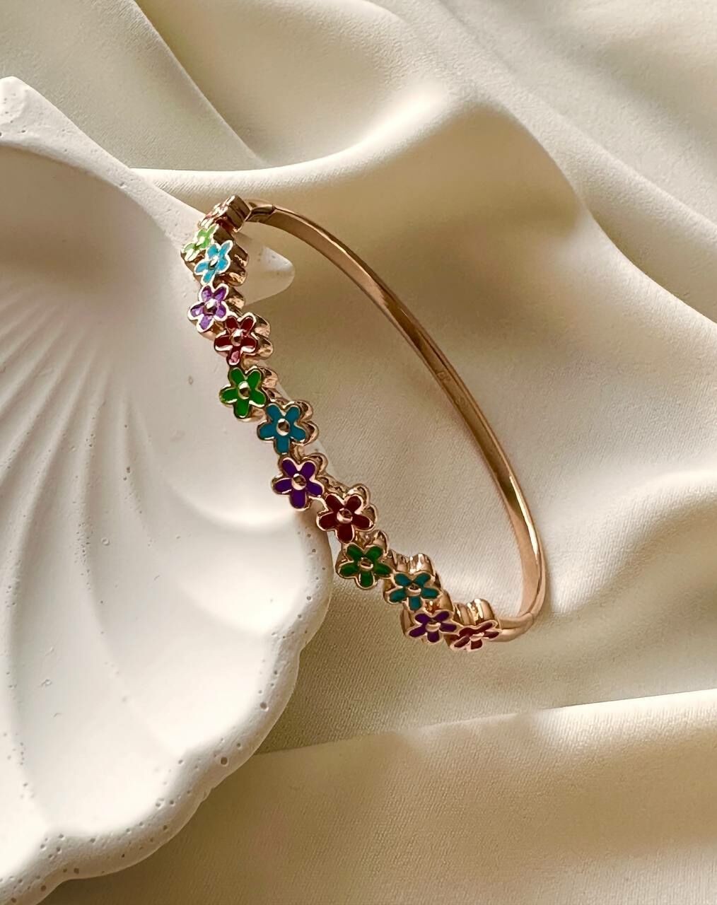 Vip Çelik Roze Gold Renk Çiçek Figürlü Antialerjik Kelepçe Bileklik Genişlik 6 cm.