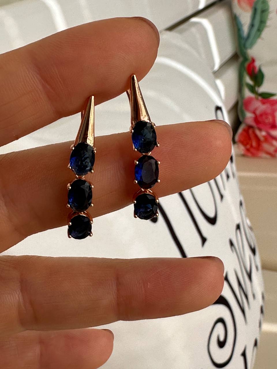 Vip Çelik Gold Renk Zirkon Parlement Mavisi Taş Sallantılı Oval Halka Küpe Genişlik 1 cm. Uzunluk 3 cm.