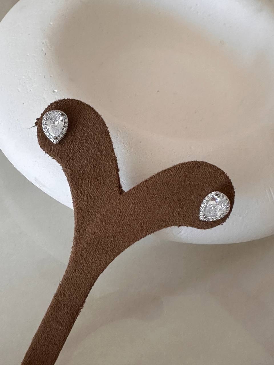 Vip Seri Gümüş Renk 925 K Gümüş Kaplama Zirkon Damla Taşlı Küpe Genişlik 7 mm. Uzunluk 1 cm.