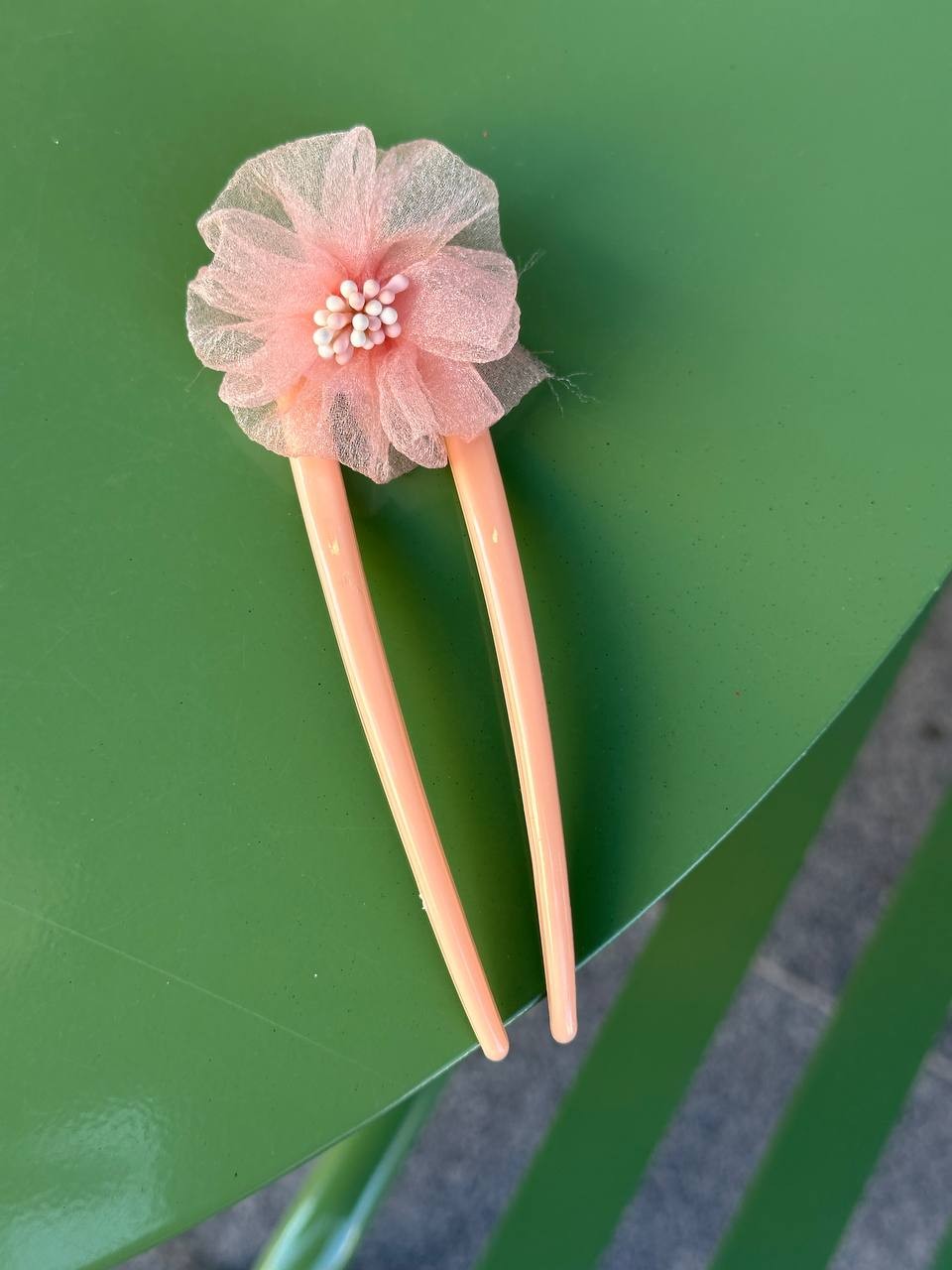 Yavru Ağzı Renk Akrilik Tül Çiçek Figürlü Topuz Tokası Uzunluk 11 cm.