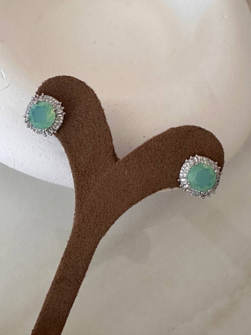 Vip Seri Gümüş Renk 925 K Gümüş Kaplama Zirkon Açık Yeşil Taşlı Küpe Genişlik 1,3 cm.