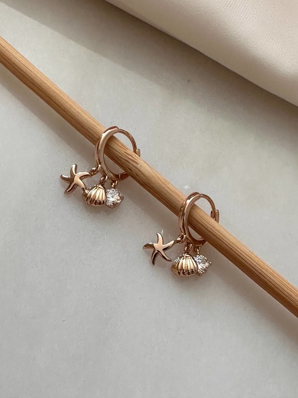 Vip Çelik Gold Renk Zirkon Tek Taş Deniz Yıldızı İstiridye Sallantılı Antialerjik Halka Küpe Genişlik 1 cm. Uzunluk 2 cm.
