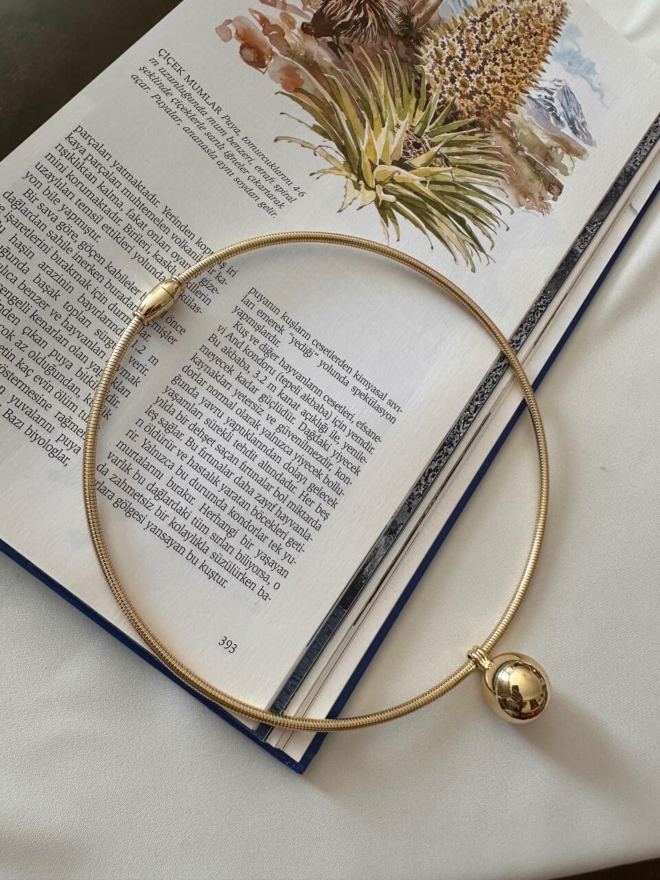 Gold Renk Rodyum Kaplama Top Sallantılı Kolye Uzunluk 43 cm.