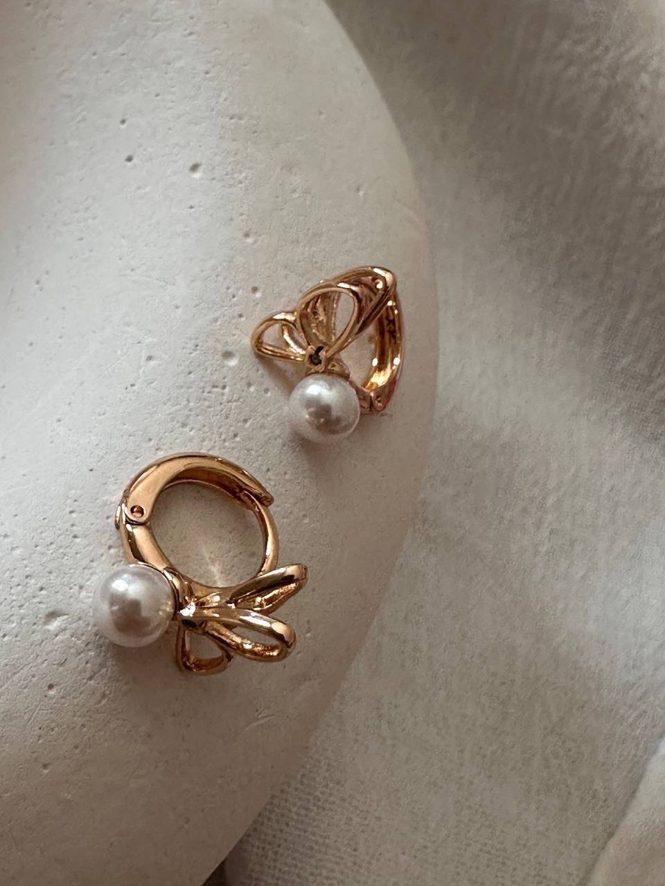 Vip Çelik Gold Renk Cam İnci Detaylı Kelebek Figürlü Antialerjik Halka Küpe Genişlik 1 cm.