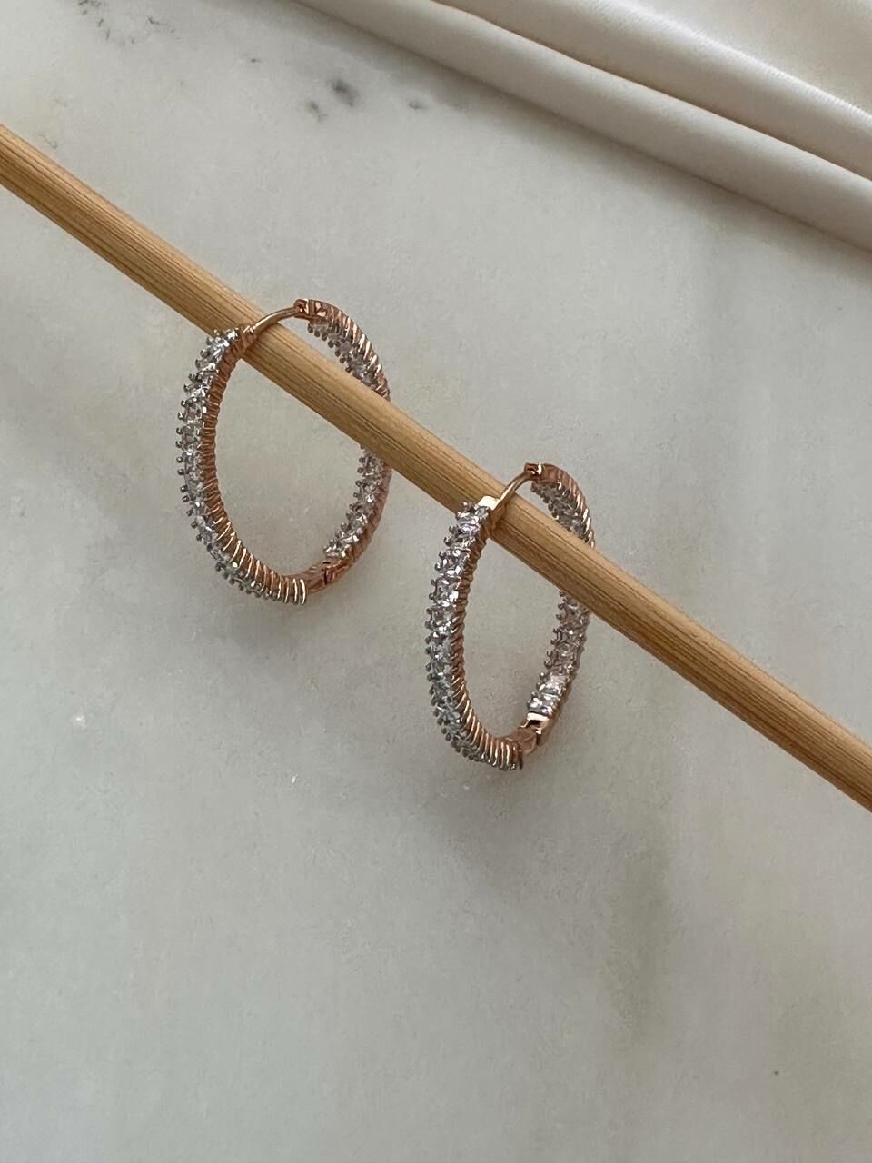 Vip Çelik Gold Renk Zirkon Dıştan İçten Taşlı Lazer Kesim Antialerjik Halka Küpe Genişlik 3,5 cm.