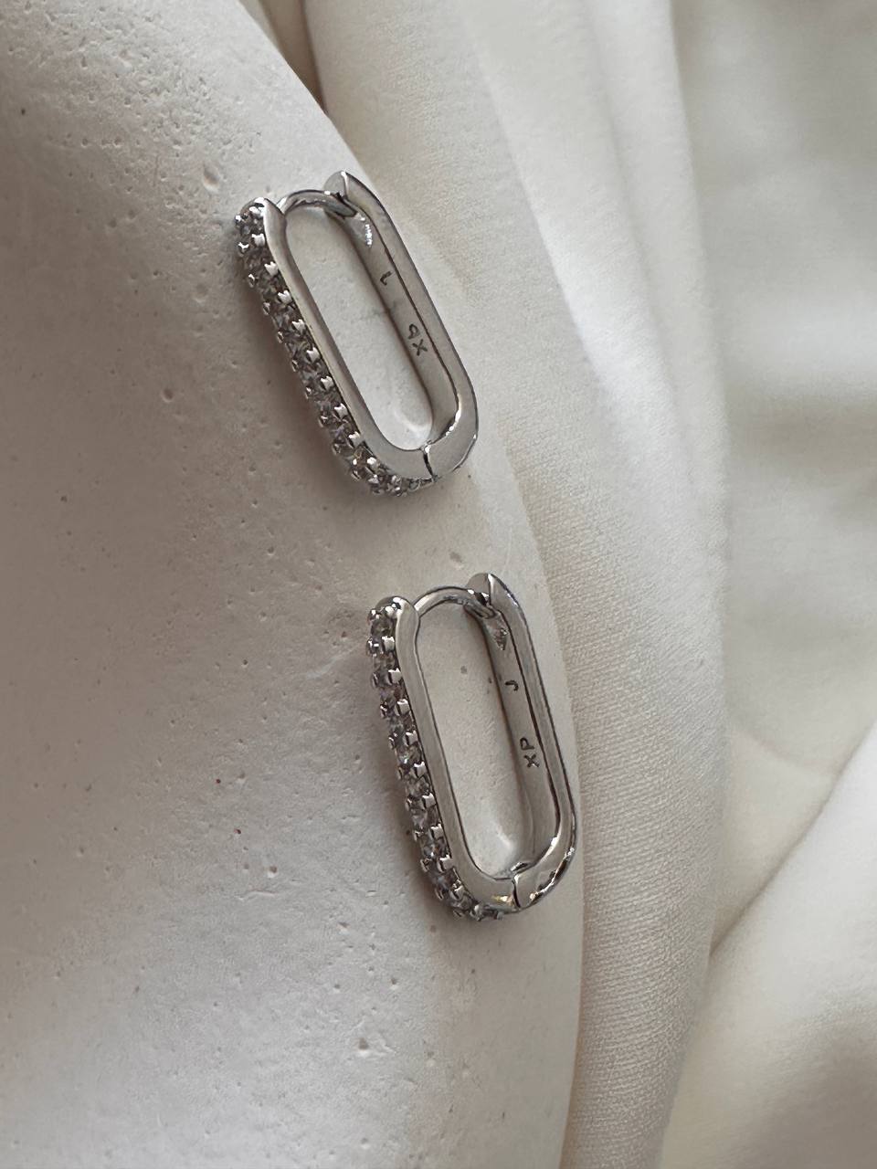 Vip Çelik Gümüş Renk Zirkon Taşlı Oval Halka Küpe Genişlik 1,2 cm. Uzunluk 2 cm.