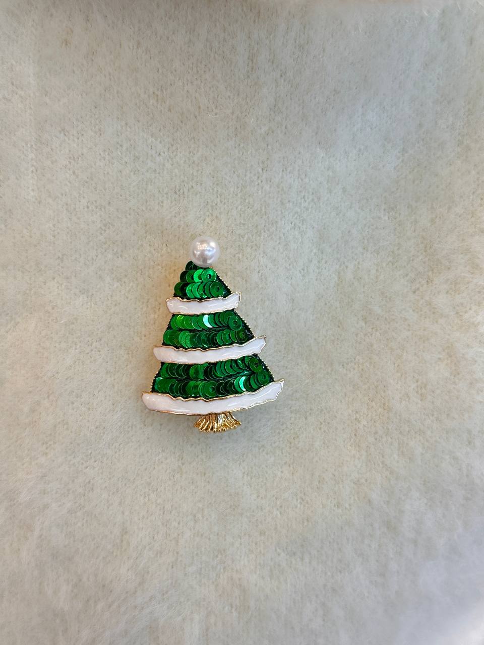 Metal Gold Renk Yeşil Payetli İnci Detaylı Çam Ağacı Tasarım Yılbaşı Temalı Broş / Yaka İğnesi Genişlik 3 cm. Uzunluk 3,5 cm.