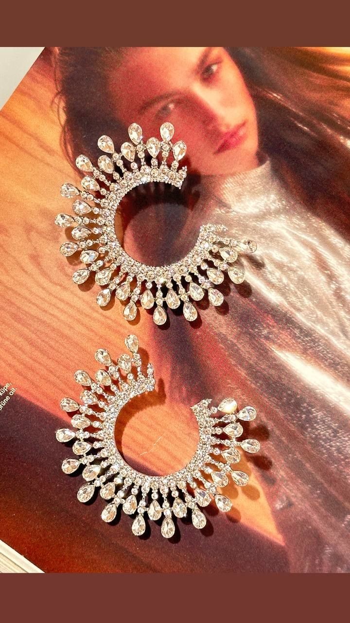 Gümüş Renk Rodyum Kaplama Kristal Taşlı Özel Tasarım Küpe En Boy 6 cm.