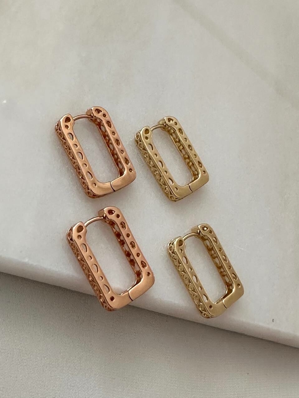 Vip Çelik 18 Ayar Altın Renk Lazer Kesim Dikdörtgen Halka Küpe Genişlik 1,5 cm. Uzunluk 2 cm.