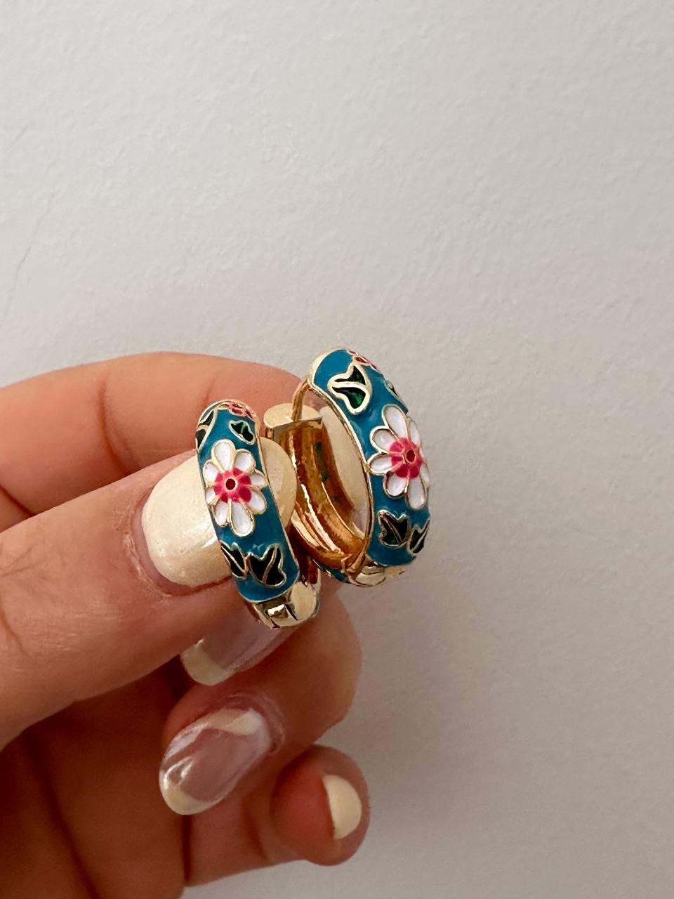 Gold Renk Rodyum Kaplama Renkli Mineli Çiçek Figürlü Halka Küpe Genişlik 2 cm.