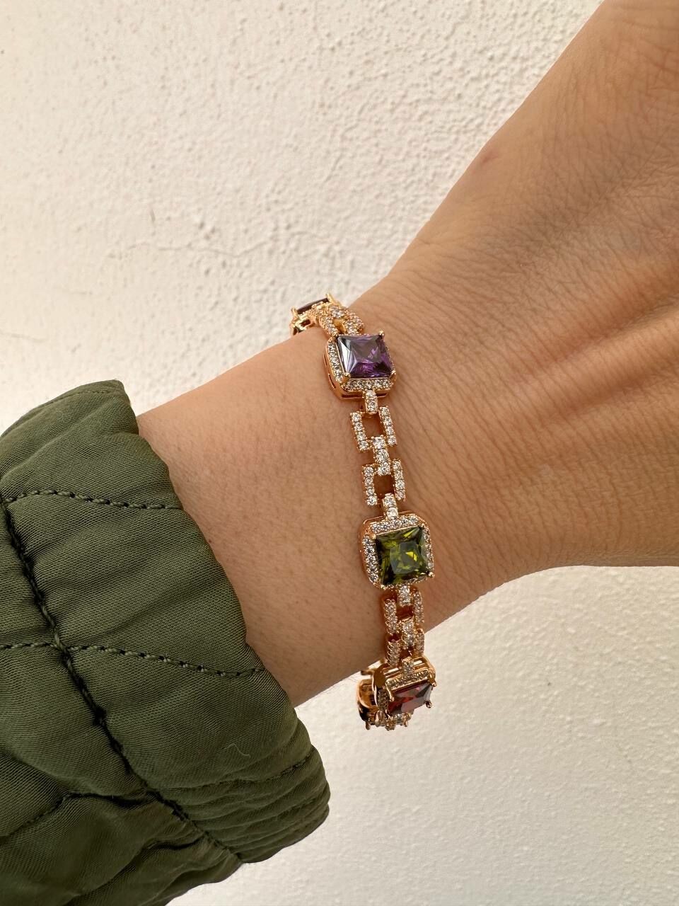 Vip Çelik Gold Renk Zirkon Renkli Taş Antialerjik Premium Seri Bileklik Uzunluk 17 cm. Ek Klipsle 19,5 cm. Taş Genişlik 1 cm.
