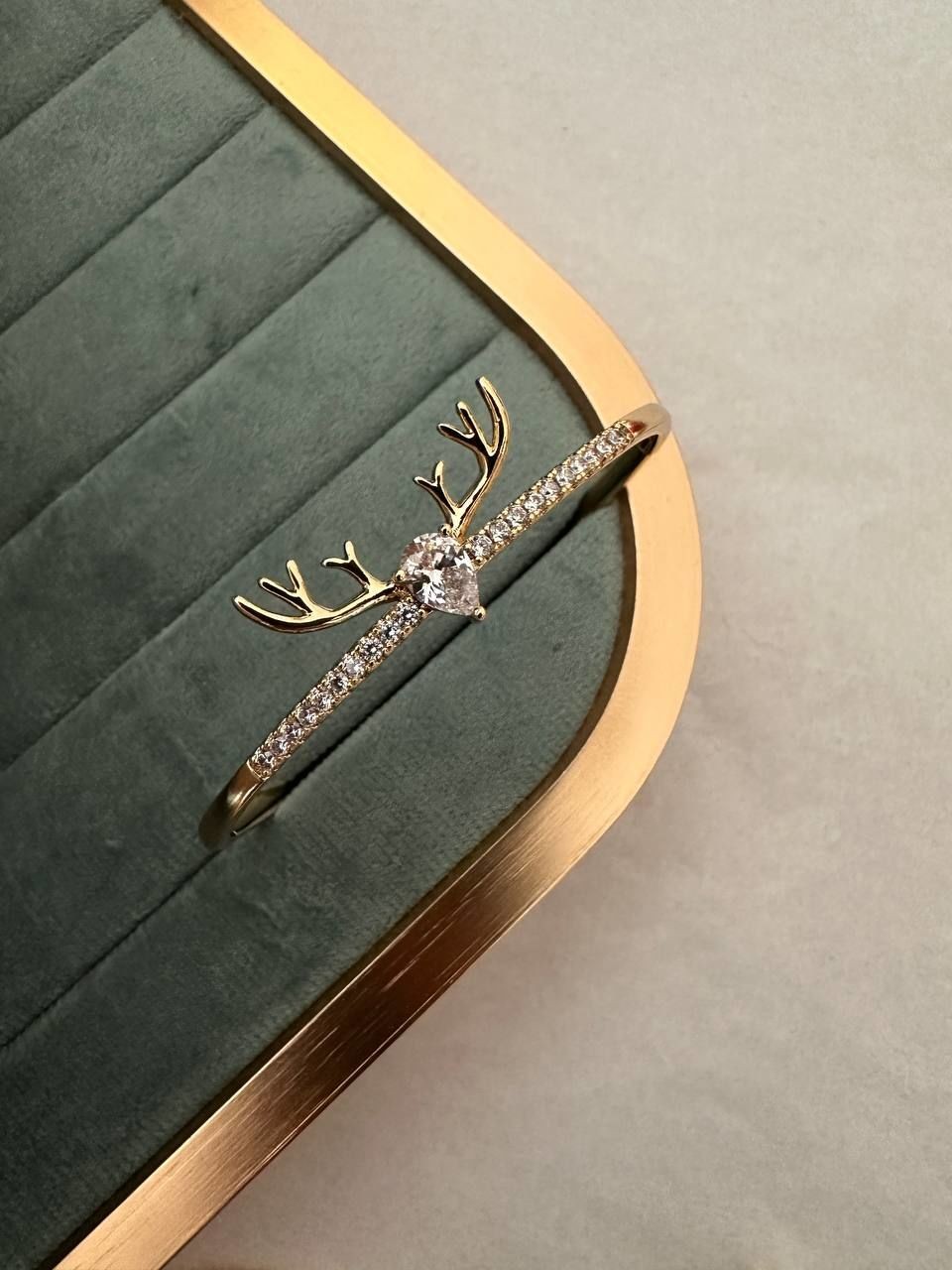 Vip Çelik 14 K Gold Renk Zirkon Damla Taş Geyik Boynuzu Detaylı Antialerjik Kelepçe Bileklik Genişlik 6 cm.