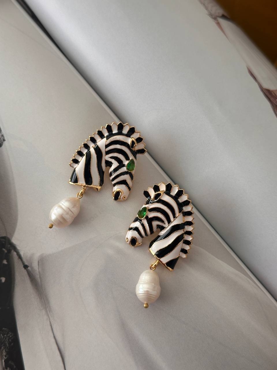 Gold Renk Paslanmaz Çelik Zirkon Yeşil Taşlı Zebra Figürlü Barok İnci Sallantılı Tasarın Küpe Genişlik 2,5 cm. Uzunluk 5 cm.