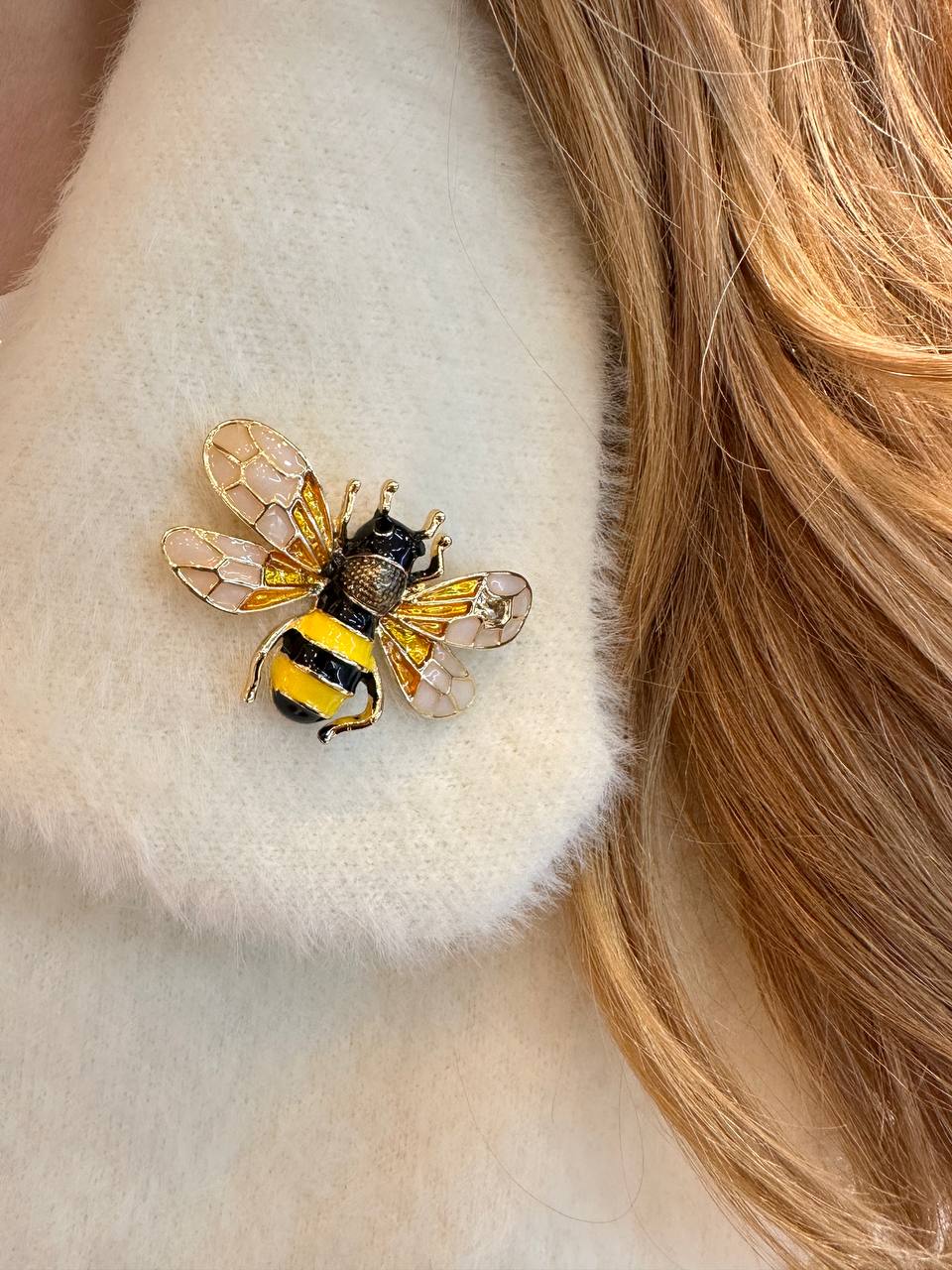 Metal Gold Renk Renkli Mineli Arı Figürlü Broş / Yaka İğnesi Genişlik 4,5 cm. Boy 3 cm.