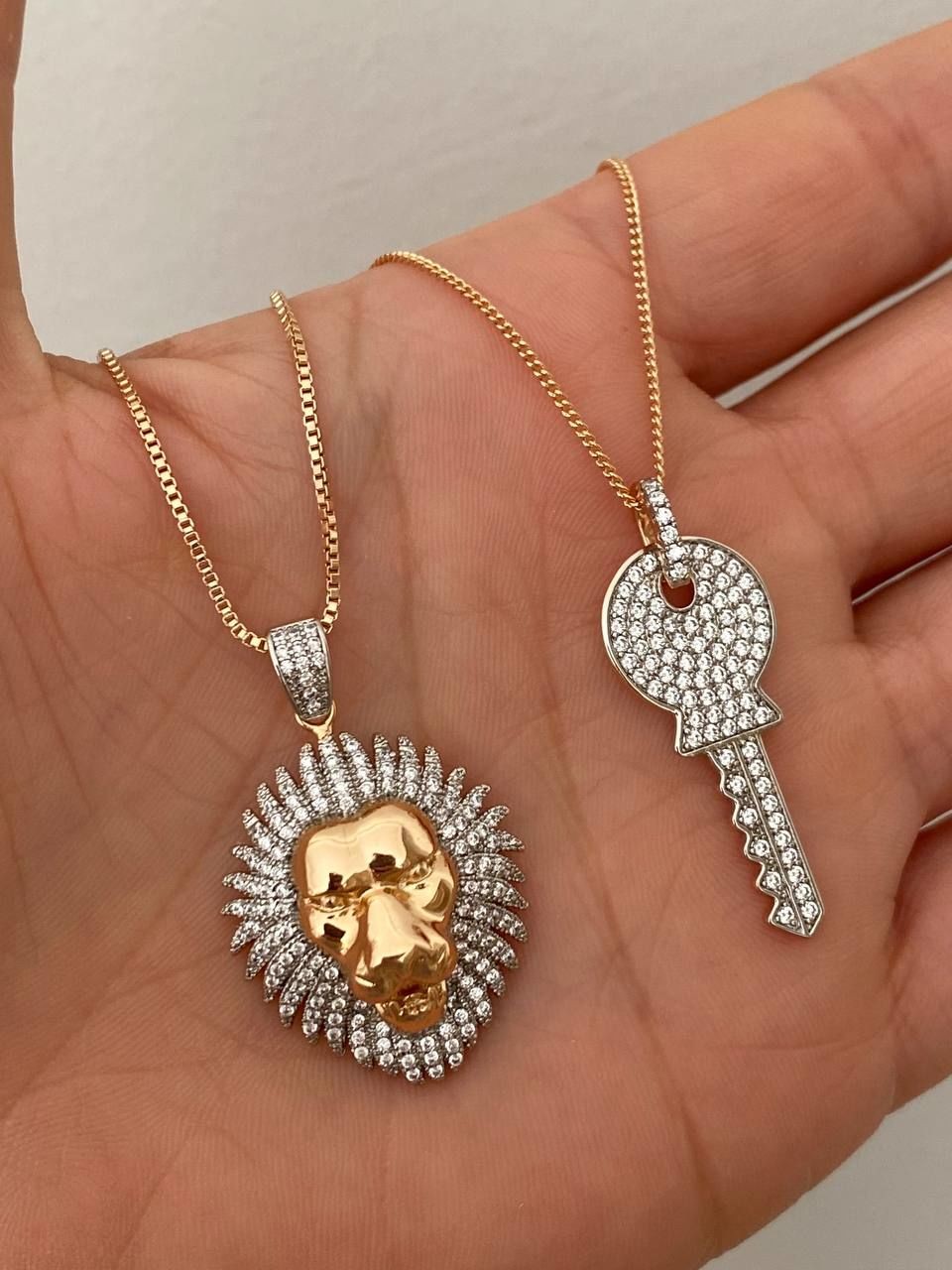 Vip Çelik Gold Renk Zirkon Taş Antialerjik Anahtar Figürlü Kolye Uzunluk 43 cm. Uç Uzunluk 3 cm.