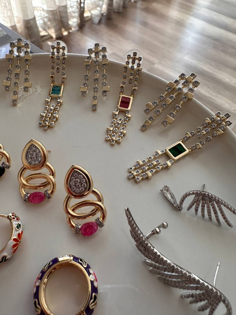 Gold Renk Zirkon Pembe ve Beyaz Taşlı Rodyum Kaplama Vip Seri 2 Farklı Tasarım Küpe Uzunluk 5,5 cm. 4 cm.