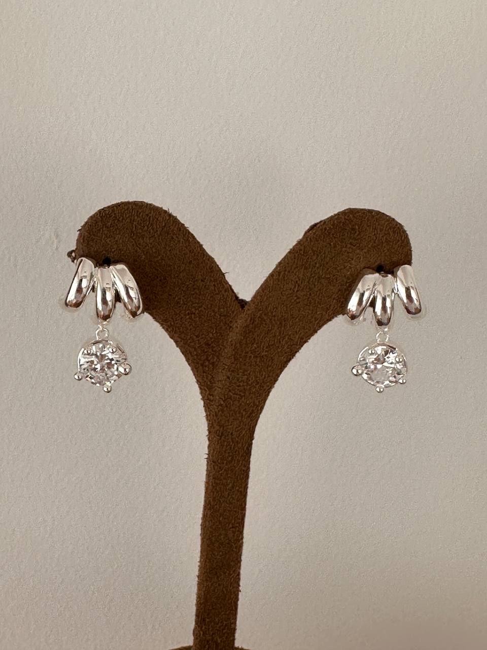 Vip Çelik Gümüş Renk Zirkon Taş Sallantılı Küpe Genişlik 1,5 cm. Uzunluk 2,5 cm.