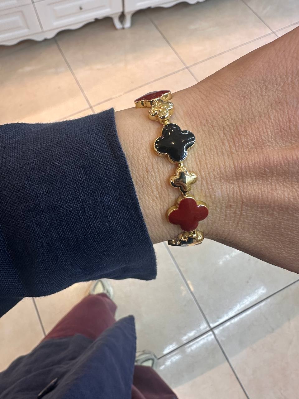 Vip Çelik Gold Renk Siyah ve Bordo Yonca Figürlü Premium Seri Bileklik Uzunluk 15,5 cm. Ek Klipsle 17,5 cm.