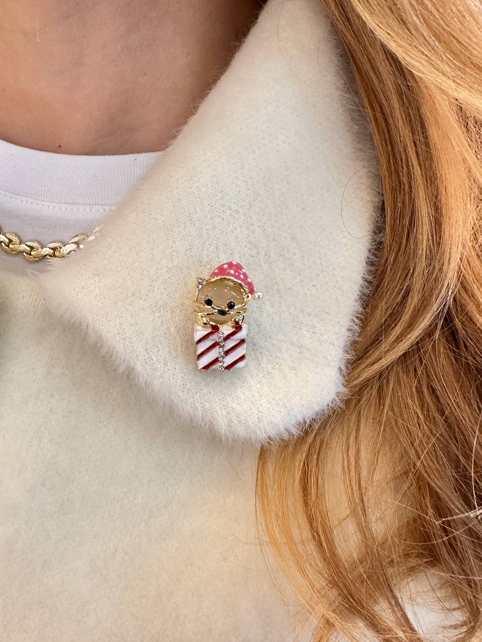 Metal Gold Renk Kristal Renkli Taşlı Kedi Figürlü Yılbaşı Temalı Broş / Yaka İğnesi Uzunluk 3 cm.