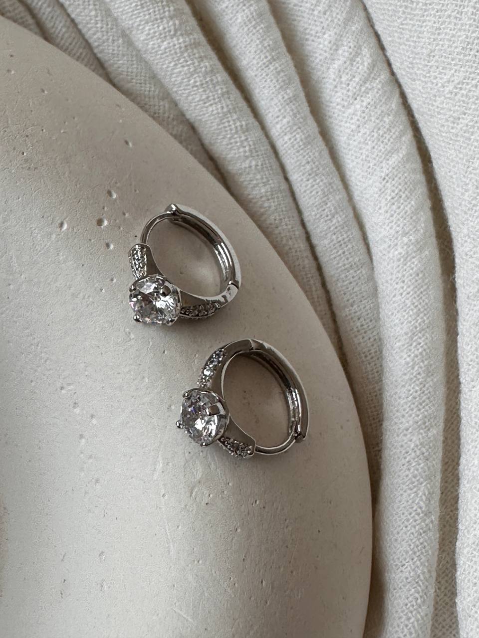 Vip Çelik Gümüş Renk Zirkon Taşlı Antialerjik Halka Küpe Genişlik 1,3 cm.