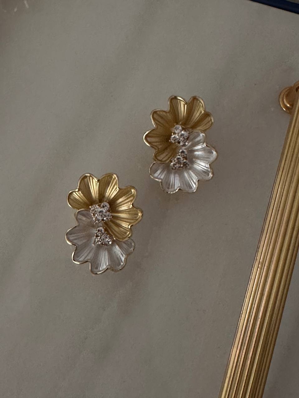 Vip Çelik Gold Renk Sarı Beyaz Mineli Zirkon Taşlı Çiçek Figürlü Premium Seri Antialerjik Küpe Genişlik 2 cm. Uzunluk 3 cm.