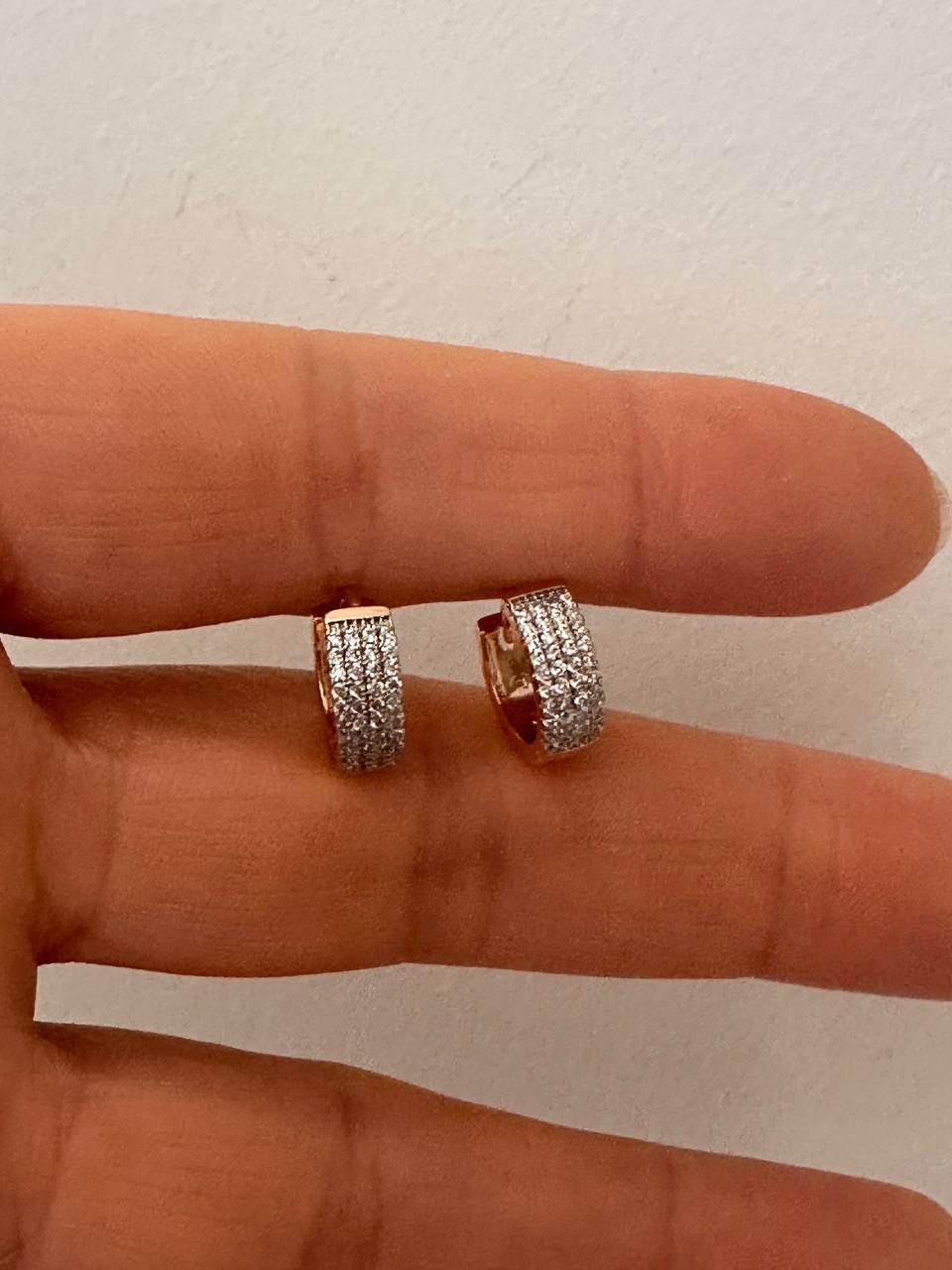 Vip Çelik Gold Renk 4 Sıra Zirkon Taşlı Antialerjik Halka Küpe Genişlik 1 cm. Kalınlık 4 mm.