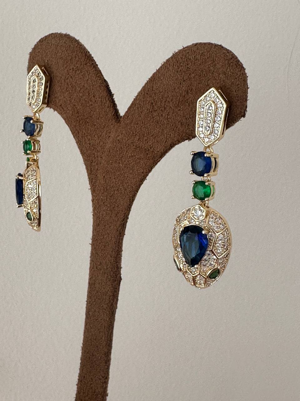 Vip Seri Gold Renk 925 K Gümüş Kaplama Zirkon Yeşil ve Mavi Taşlı Sallantılı Vintage Özel Tasarım Küpe Uzunluk 4 cm.