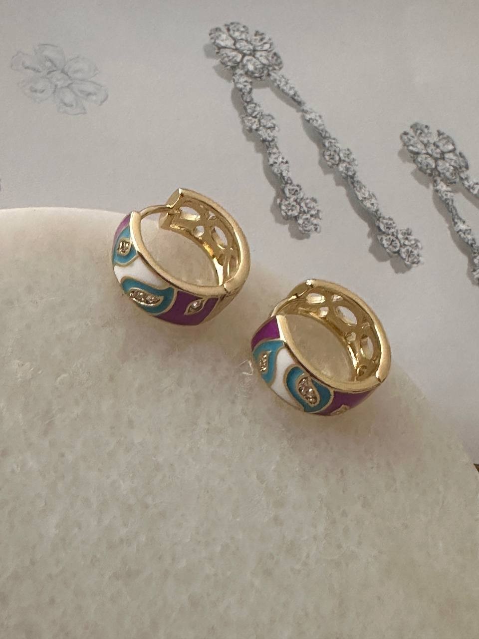 Vip Çelik Gold Renk Zirkon Taşlı Renkli Mineli Lazer Kesim Antialerjik Halka Küpe Genişlik 1,5 cm. Kalınlık 7 mm.