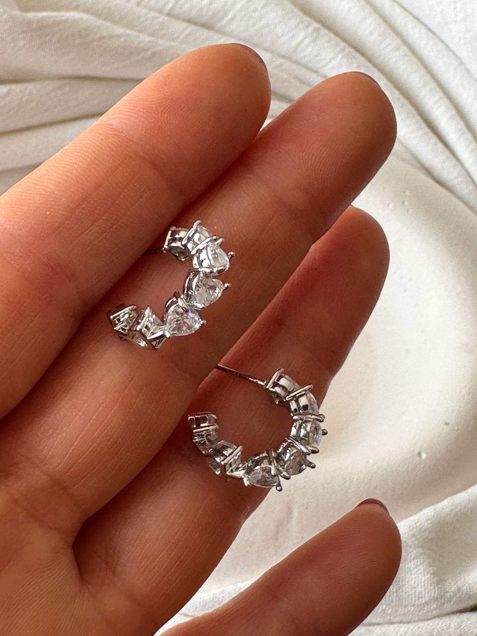 Vip Seri Gümüş Renk 925 K Gümüş Kaplama Zirkon Kalp Taşlı Yarım Halka Küpe Genişlik 2 cm.