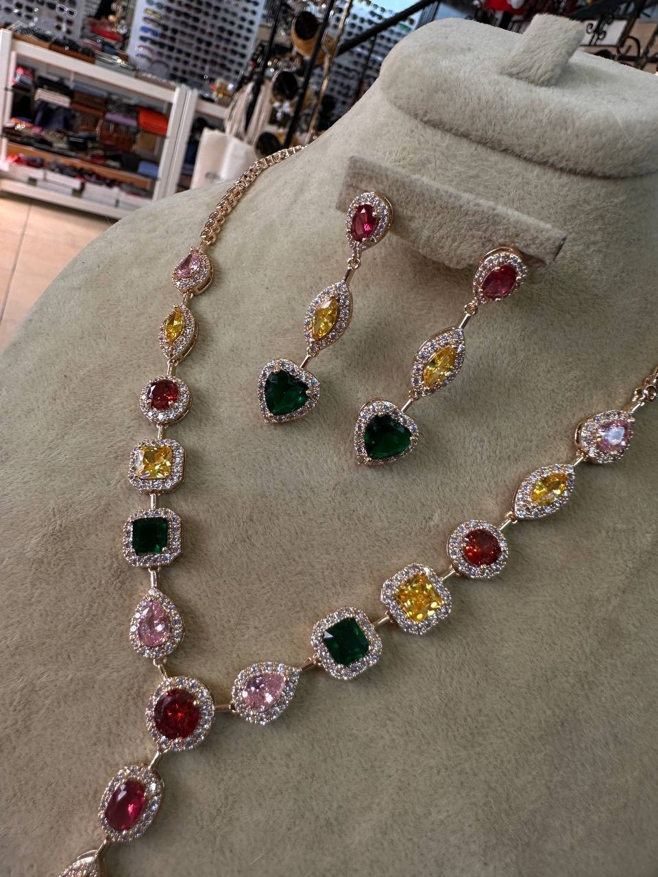 Vip Çelik Gold Renk Zirkon Renkli Taşlı Premium Seri Antialerjik Kolye Küpe İkili Set Takım Kolye 42 cm. Küpe 4,5 cm.