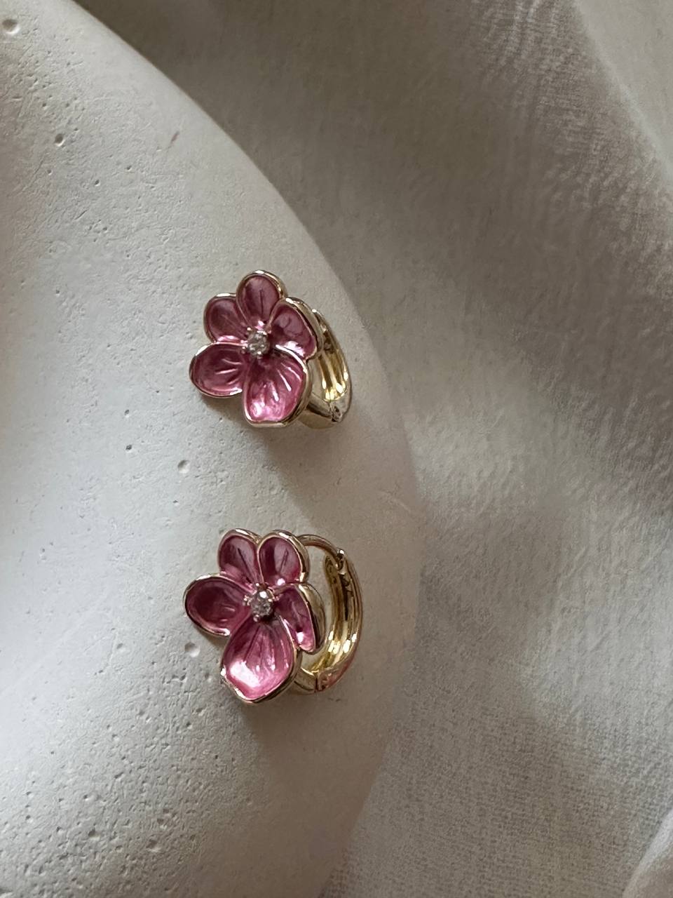 Vip Çelik Gold Renk Zirkon Taşlı Pembe Mineli Çiçek Figürlü Antialerjik Oval Halka Küpe Genişlik 1,5 cm.