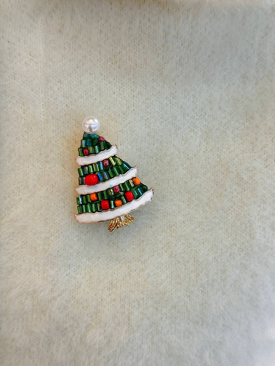 Metal Gold Renk Kristal Renkli Taşlı İnci Detaylı Çam Ağacı Tasarım Yılbaşı Temalı Broş / Yaka İğnesi Genişlik 3 cm. Uzunluk 3,5 cm.