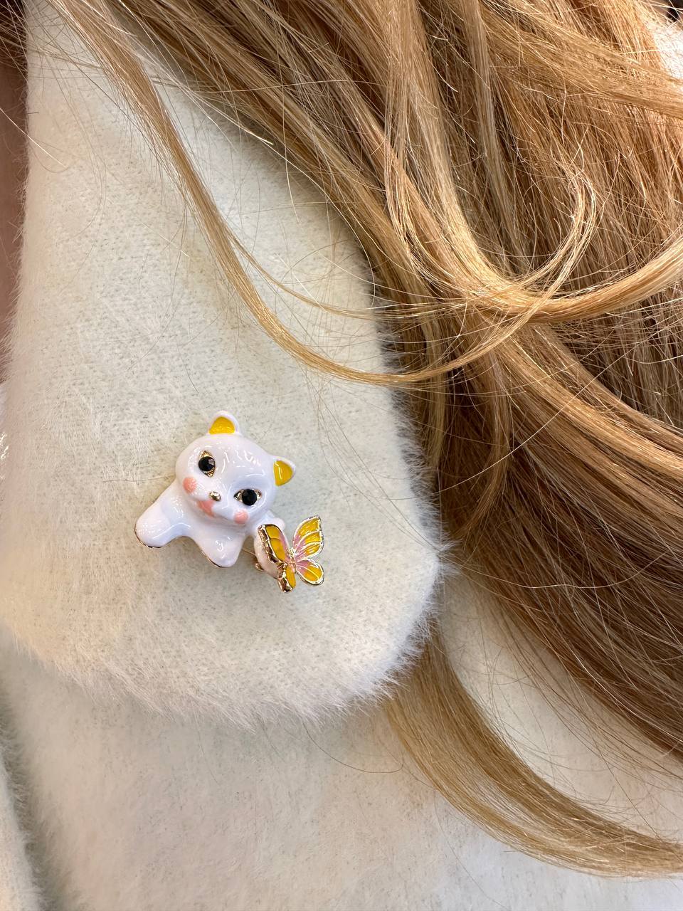 Metal Gold Renk Beyaz Kedi ve Sarı Kelebek Figürlü Broş / Yaka İğnesi En Boy 3 cm.