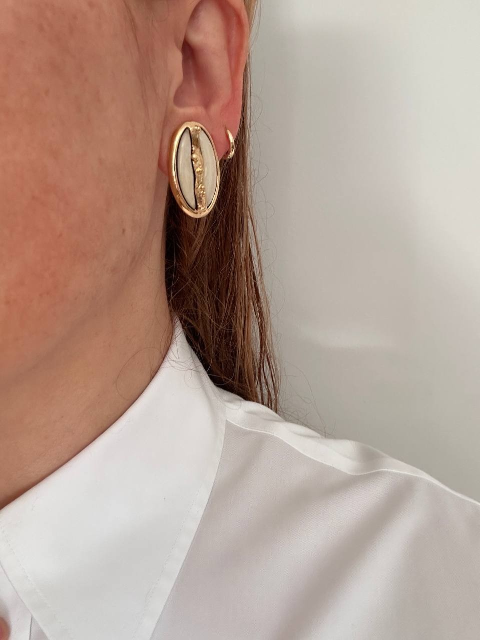 Gold Renk 925 K Gümüş Kaplama Krem Rengi Taşlı Oval Küpe Genişlik 1,5 cm. Uzunluk 3 cm.