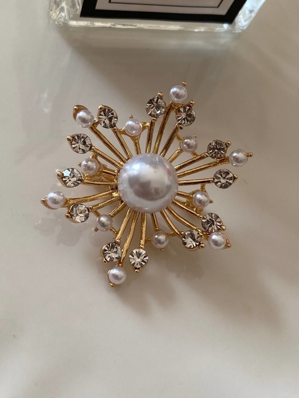 Gold Renk Kristal Taşlı İncili Broş Genişlik Boy 4 cm.