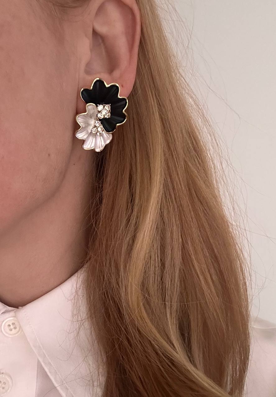 Vip Çelik Gold Renk Siyah Beyaz Mineli Zirkon Taşlı Çiçek Figürlü Premium Seri Antialerjik Küpe Genişlik 2 cm. Uzunluk 3 cm.