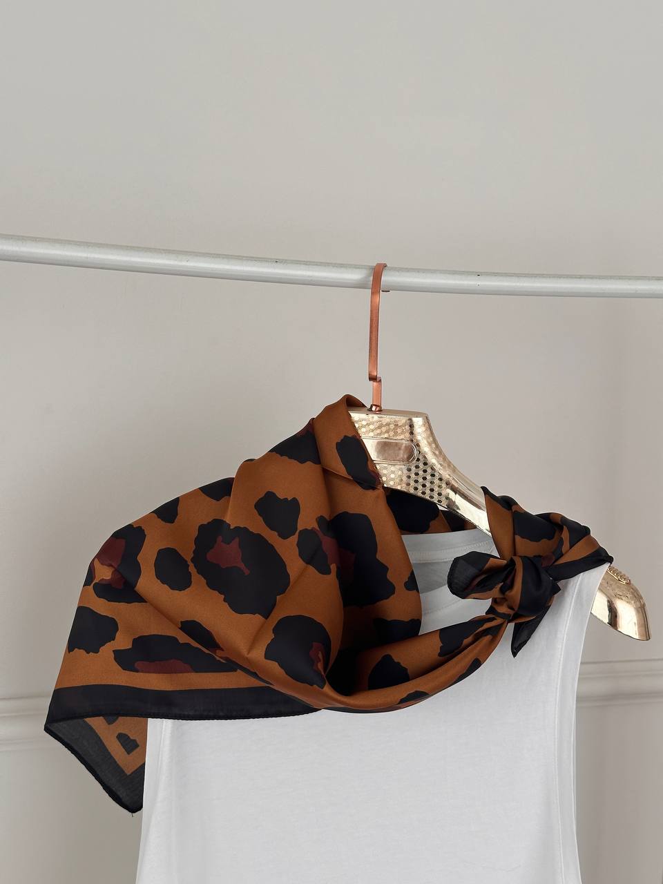 İpek Saten Kumaş Renkli Leopar Desenli Fular 70 x 70