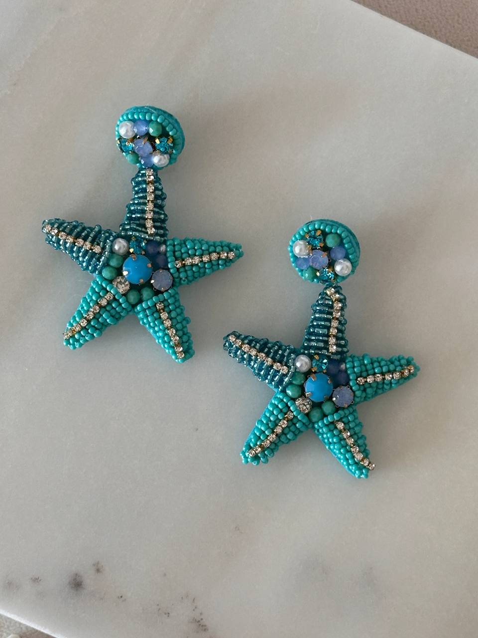 Gold Renk Rodyum Kaplama Yeşil Boncuk ve Renkli Kristal Taşlı Deniz Yıldızı Sallantılı Küpe Genişlik 5 cm. Uzunluk 7 cm.